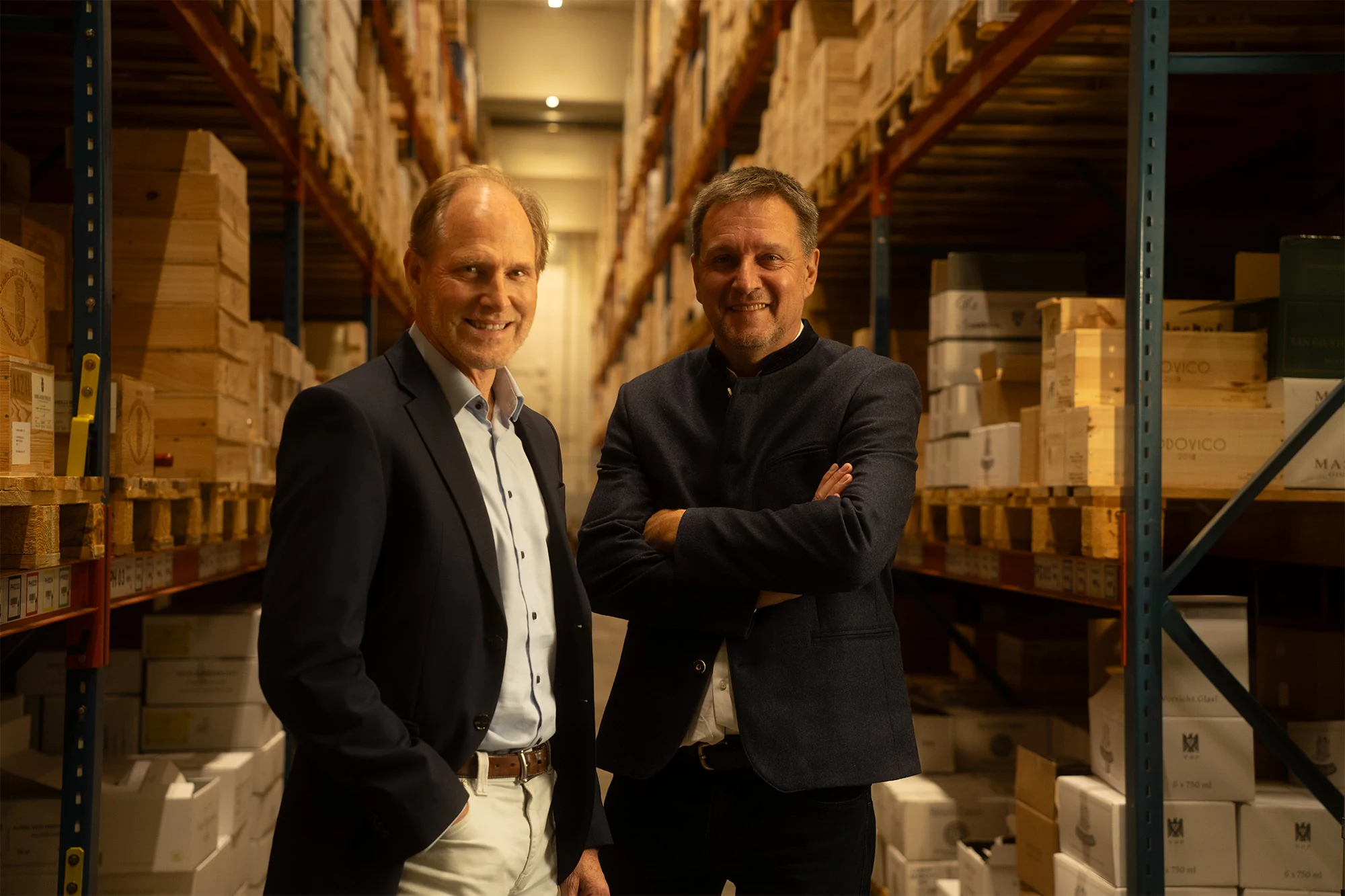 Die Geschäftsleitung Pierre Enjalbert und Andreas Bovensiepen im Weinlager von ALPINA WEIN
