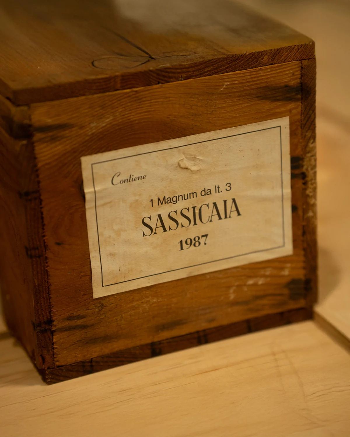 Weinflasche in einer Holzkiste im Lager von ALPINA WEIN